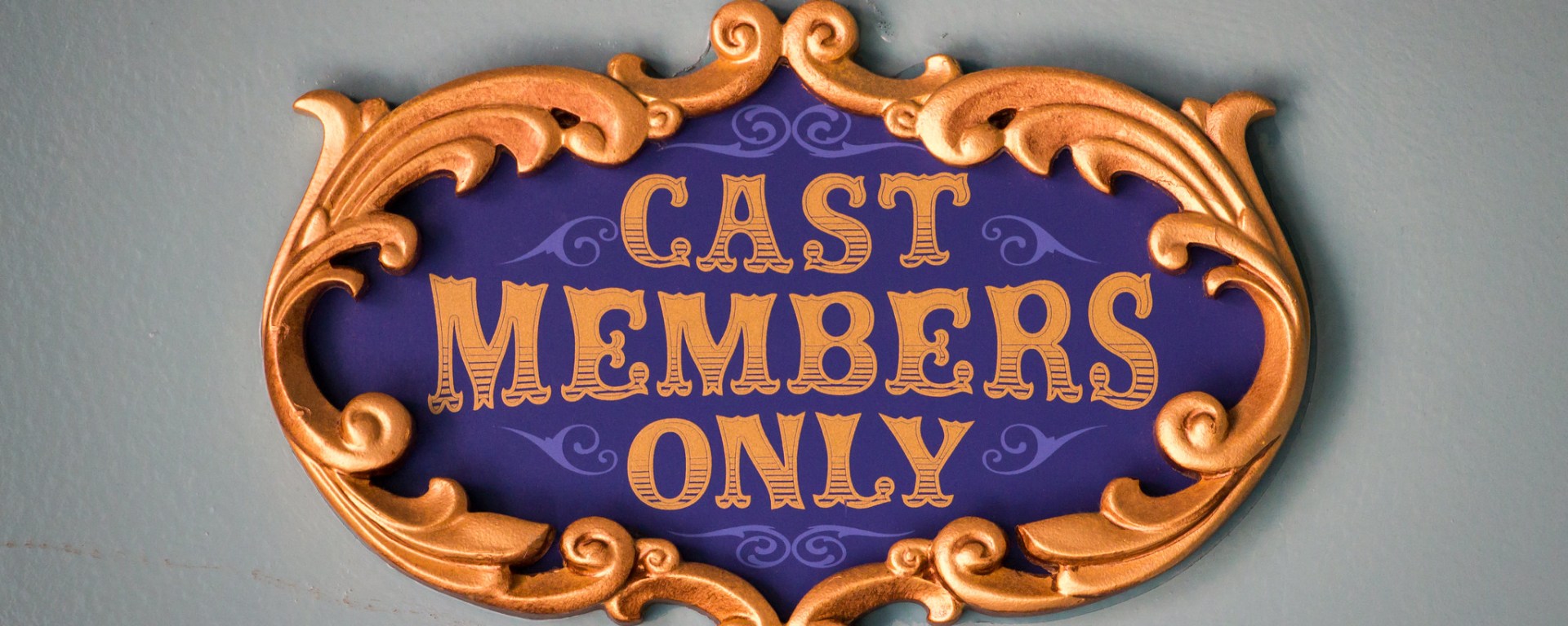 Placa "Cast Member Only" / HarshLight (Flickr)