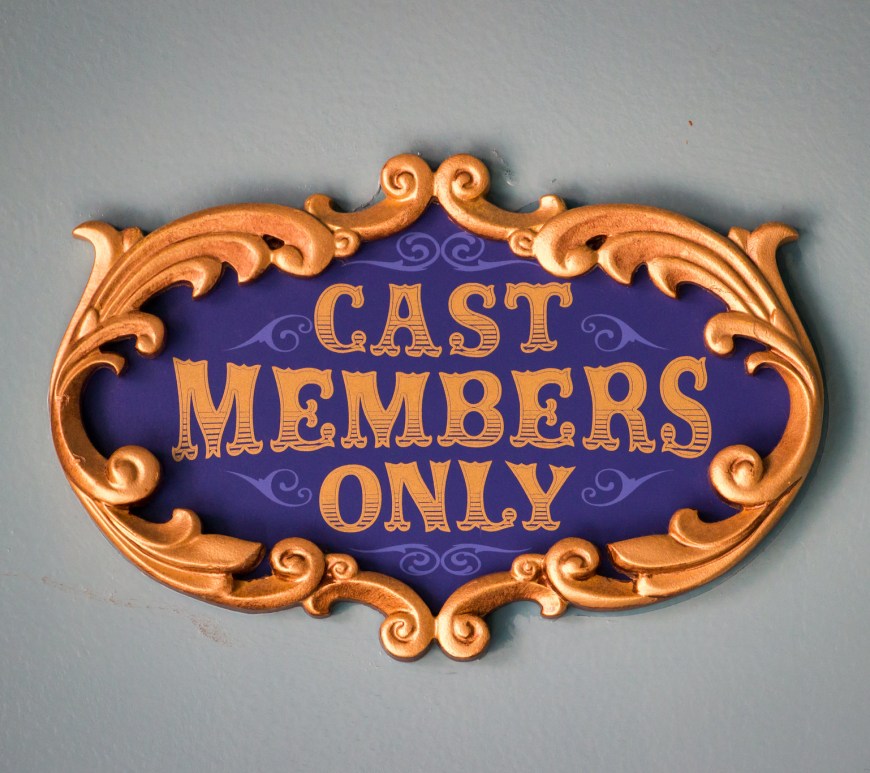 Placa "Cast Member Only" / HarshLight (Flickr)