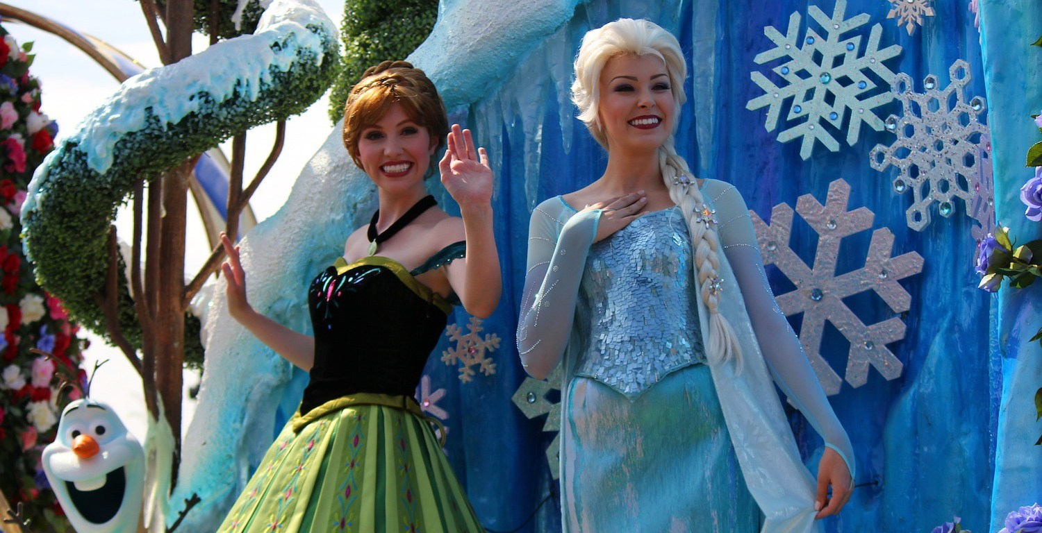 Anna e Elsa durante Parade no Magic Kingdom / Inside the Magic/Flickr