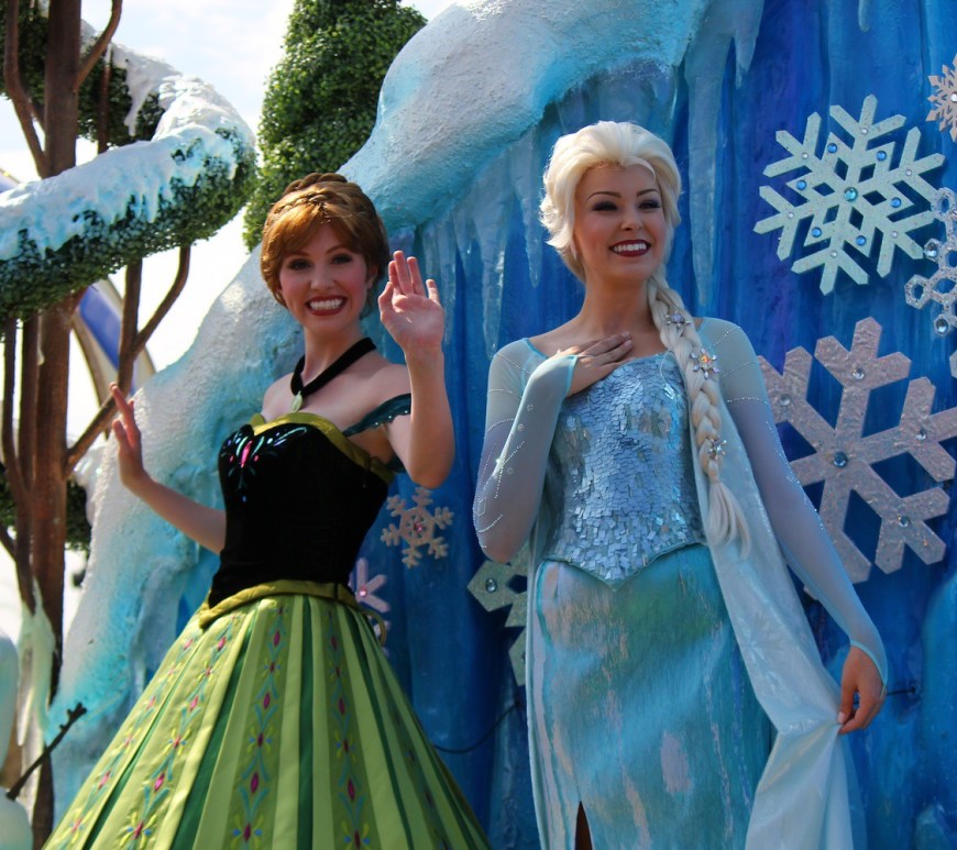 Anna e Elsa durante Parade no Magic Kingdom / Inside the Magic/Flickr