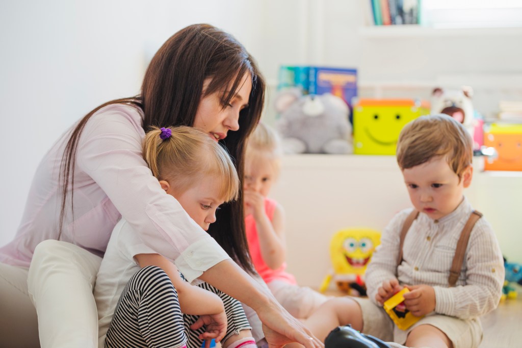 Au Pair brincando com crianças / Freepik