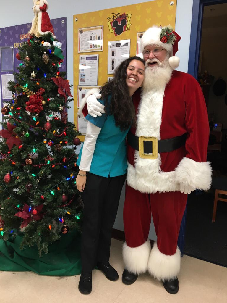 Cast member com Santa no backstage / Andressa Cericato