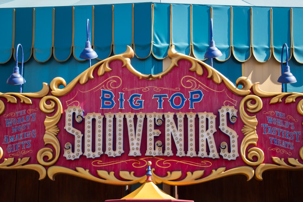 Fachada da loja Big Top Souvenirs (Magic Kingdom) / HarshLight - Flickr